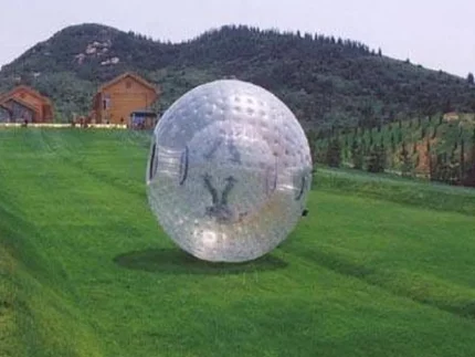 Aufblasbarer Zorb-Ball auf einer grünen Wiese, ideal für Outdoor-Events und Freizeitspaß, jetzt hochwertig und günstig online kaufen.